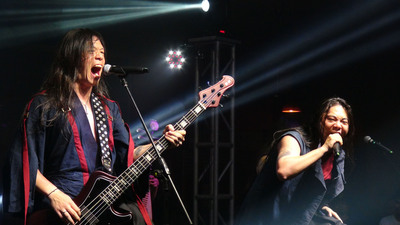 台灣「暴君樂團」4日晚間在菲國馬卡蒂市參加「台灣之夜」演出，圖為團長戴敬緯（左）和主唱饒亞哲在舞台上嘶吼。   圖/中央社
