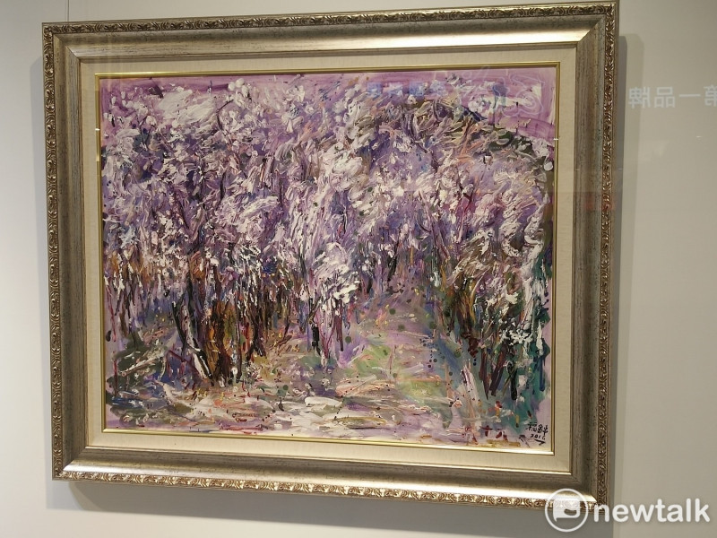 簡福鋛捐出價值40萬元的油畫作品「櫻花」義賣。   圖：唐復年/攝