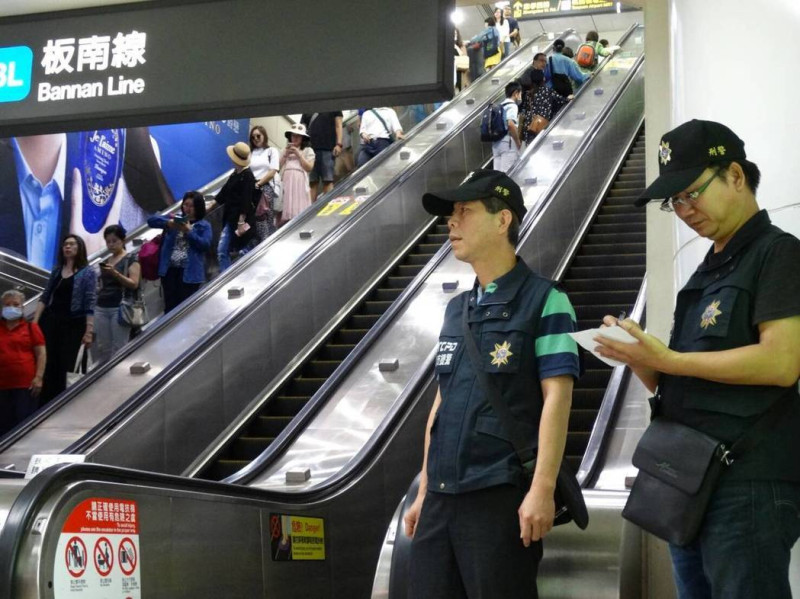 台北市捷運警察隊規劃「獵狼專案」，即日起針對台北車站、西門等6個人潮眾多的捷運站加強巡邏，經統計，女性遭偷拍時段集中深夜，呼籲留意身旁可疑人士。   圖：捷運警察隊/提供