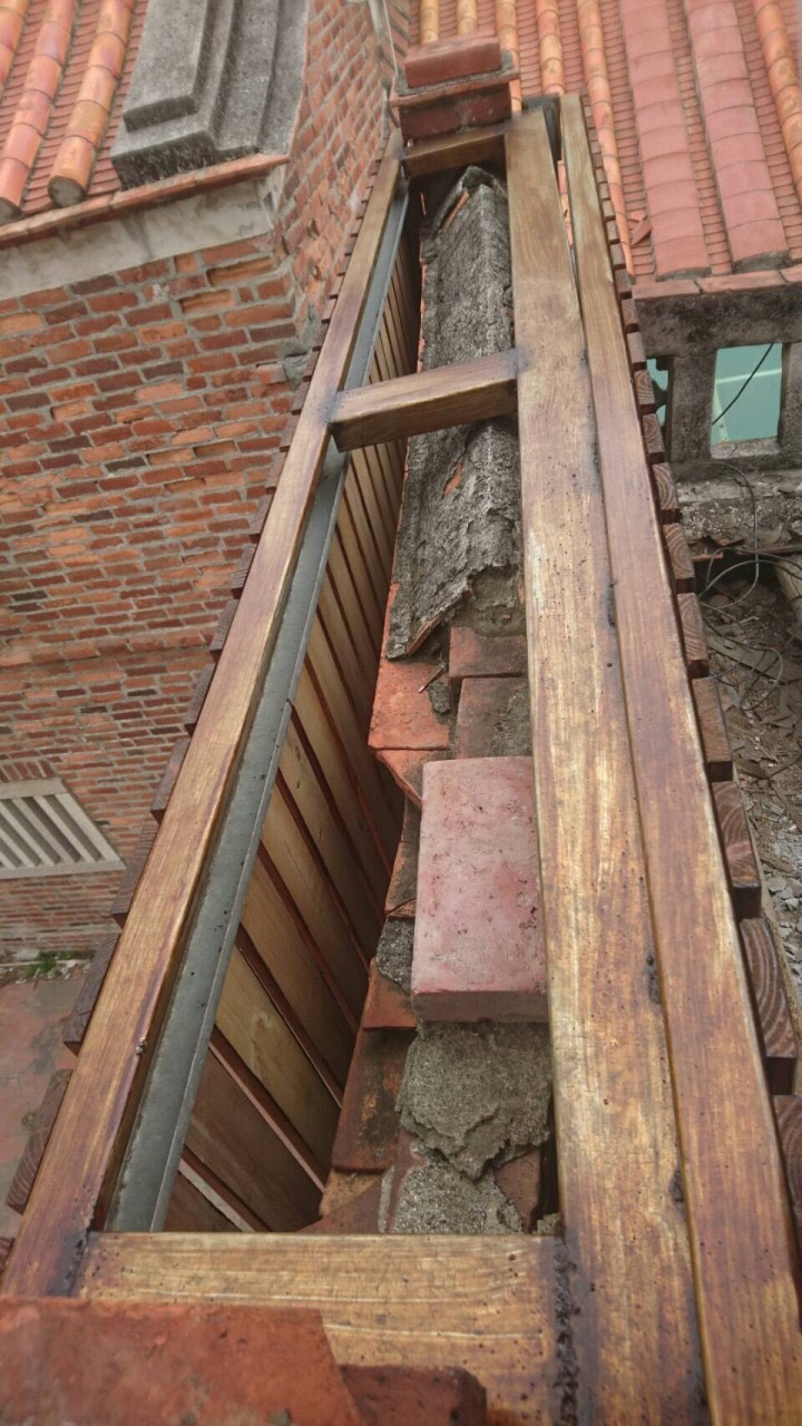 意和行之菊花牆恐有倒塌危險,文化局進行暫時性緊急加固及支撐。 圖:翻攝彰化縣文化局臉書