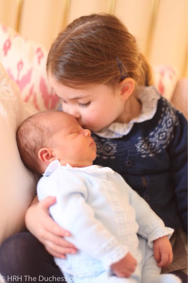 由媽媽凱特掌鏡，夏綠蒂親吻弟弟路易小王子照片萌度破表！   圖/翻攝自英國皇室臉書專頁