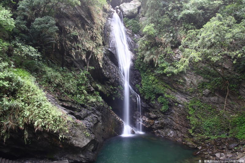 「神山瀑布」風采，需步行40分鐘才能到達的秘境，沿途的森林浴讓人超級放鬆，瀑布飛流直下的水聲，更是大自然給予旅客最美的歡迎曲。   圖：翻攝自Flickr／yuanchih開放權限