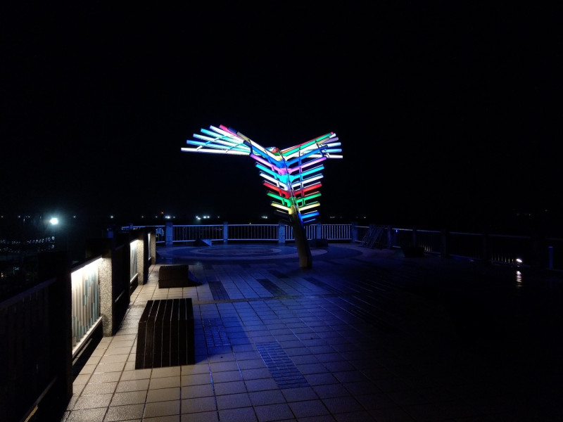 新啟用海天步道設置全長約310公尺，有許多符合當地漁港特色的光雕藝術，其中魚尾光鯛在夜晚格外特別！   圖：新北市政府提供