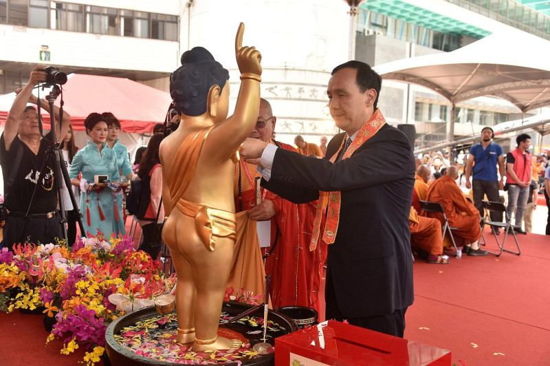 新北市長朱立倫說，佛教是重要的傳統宗教之一，其能教化人心、使人向善。   圖：新北市政府/提供
