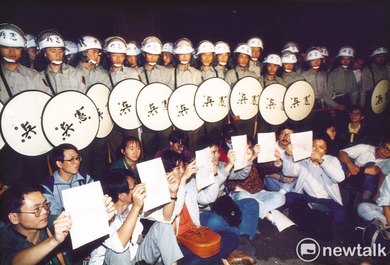 一九九一年十月九日，盧修一立委到臺大基礎醫學大樓，為「反閱兵、廢惡法」行動靜坐。   圖：白鷺鷥文教基金會/提供