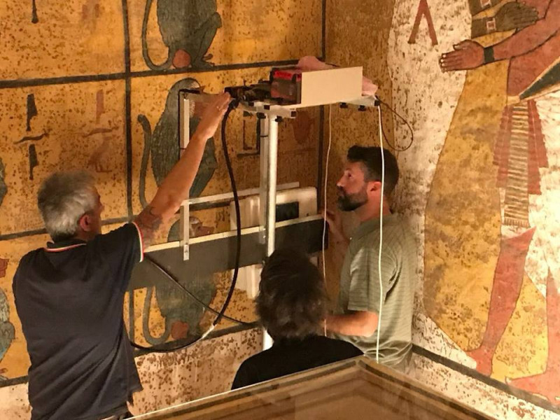 義大利研究團隊對埃及圖坦卡門陸墓進行科學探戡，證實墓牆後沒有所謂的「密室」。   圖：翻攝埃及文物部臉書