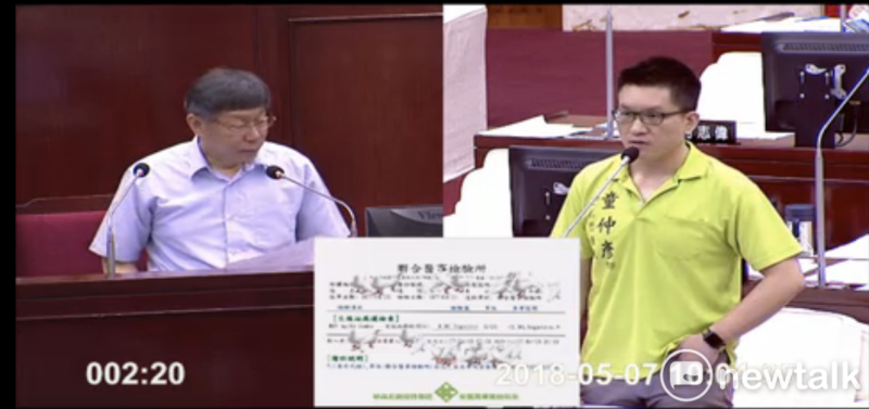 無黨籍台北市議員童仲彥今日問台北市長柯文哲，若民進黨自提人選會不會怕？柯文哲坦言「我還是很怕啦」。   圖：翻攝議會轉播