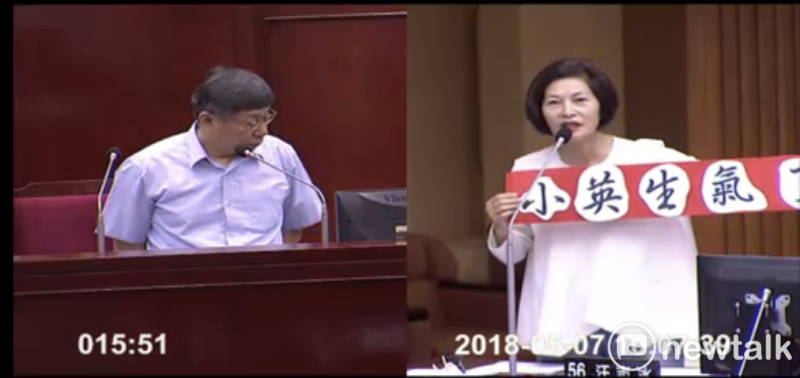 國民黨議員汪志冰手持「小英生氣了」布條質詢。   圖：翻攝議會轉播