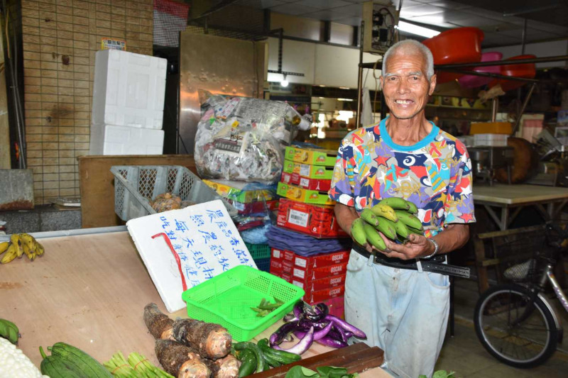 71歲菜農呂銀表示，他的農產品包括香蕉、青菜等，無農藥且每天現採，請大家放心。   圖：彰化基督教醫院提供