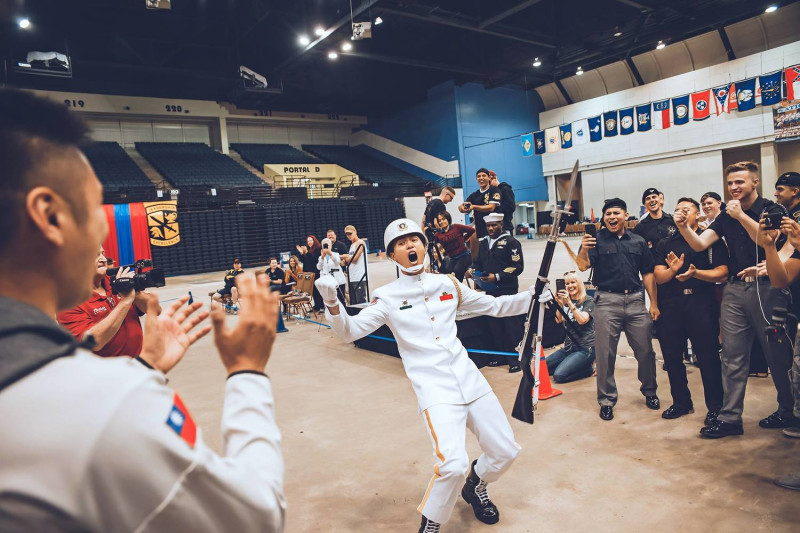 海軍儀隊蘇祈麟上兵代表台灣赴美參加「世界儀隊錦標賽」，完賽後蘇祈麟興奮高呼。   圖：三角鐵影像工作室/提供