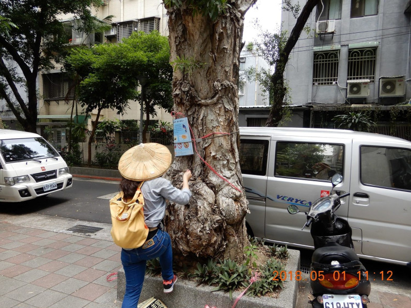 北市動保處前往張貼宣導海報。 圖:台北市動保處/提供