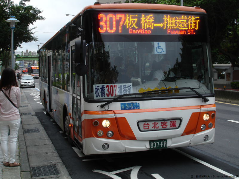 台北市公共運輸處與業者攜手合作，於公車專用道裝設4G智慧面板，今年已完成115站的智慧面板，讓市民朋友等車不無聊！   圖：翻攝自Flickr／Schumacher Wu開放權限