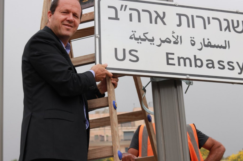 美國駐以色列新大使館將正式在耶路撒冷開幕，耶路撒冷市長巴卡特親自掛上路牌。   圖：翻攝巴卡特推特