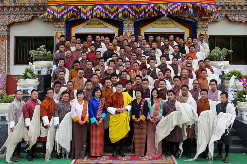 由旺楚克（前排中）領導的不丹王國曾被譽為香格里拉，近年來因為受到現代化衝擊，酗酒與家暴問題嚴重。   圖：翻攝不丹國王臉書