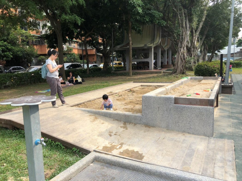 讓身障孩童共同玩樂的「共融沙坑」，訓練自我創造與觸覺感受！   圖：台北市政府提供
