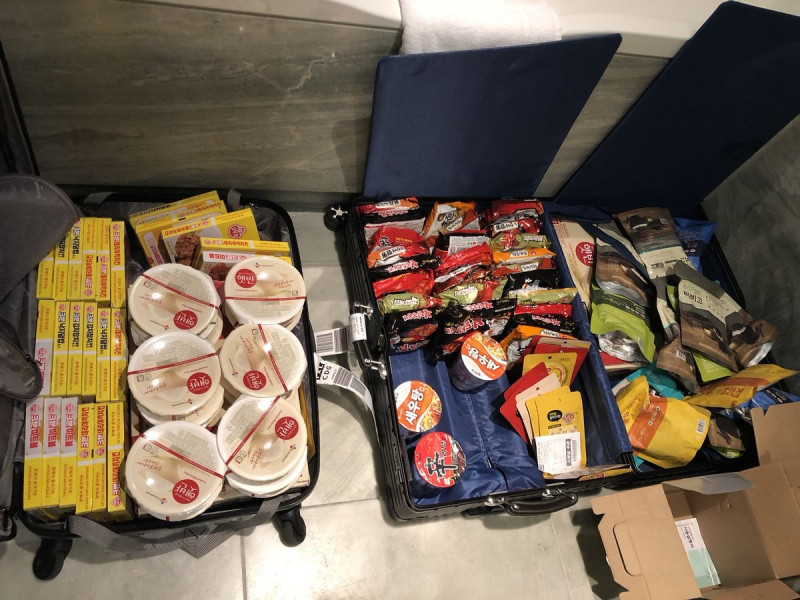 KZ的行李箱滿滿都是泡麵、高湯與微波白飯。   圖：翻攝自 KZ 推特