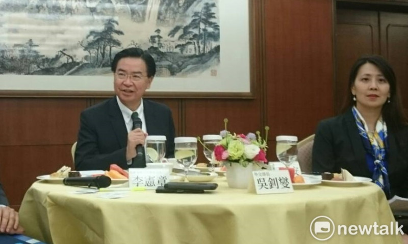 外交部長吳釗燮（左）8日下午與媒體茶敘。   圖：林朝億/攝