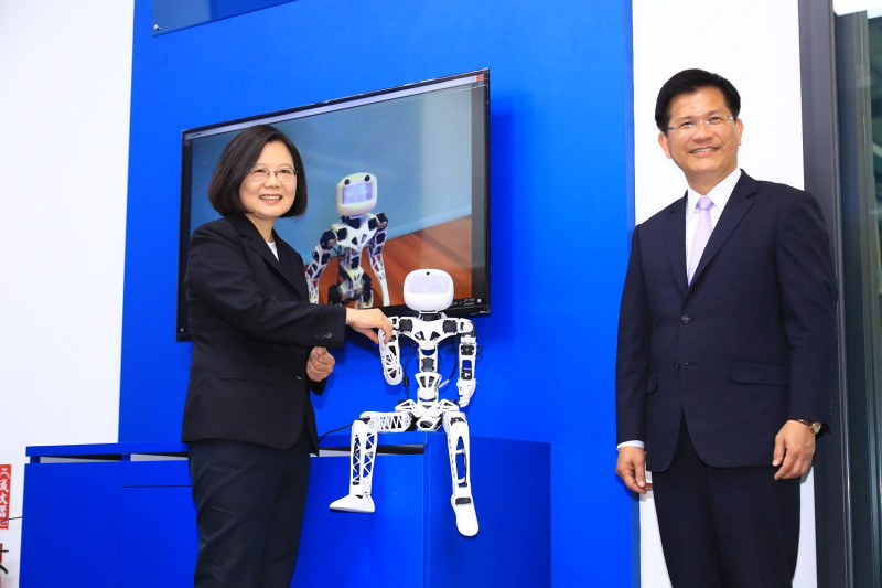 總統與機器人握手。   圖 : 台中市政府/提供