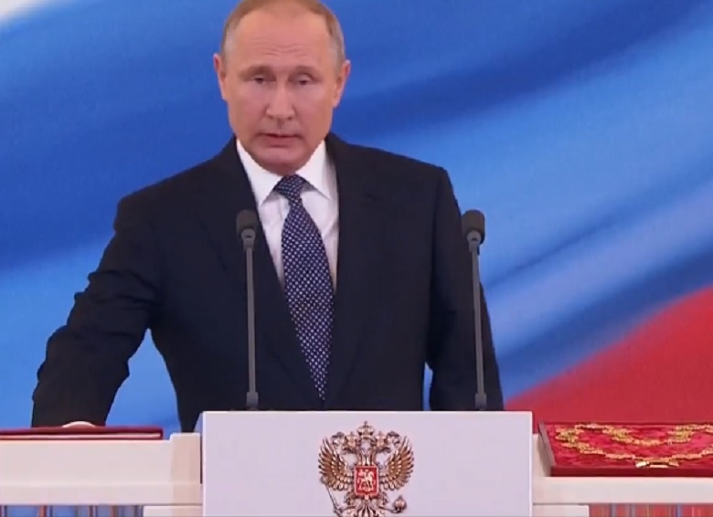 俄羅斯新一屆總統普亭（圖）7日在克里姆林宮宣誓就任，宣布提名梅德韋傑夫為新任總理，8日獲得議會投票批准。   圖：翻攝普亭臉書