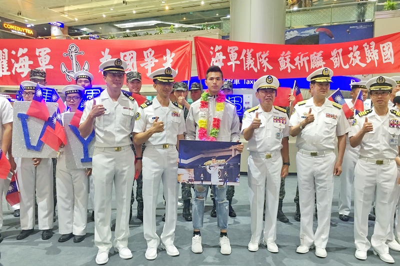 海軍司令部中將副司令陳子鳳也率領了儀隊及勤務官兵共39人，並以特別編寫的歡呼口號，列隊迎接蘇祈麟凱旋歸國。   圖/中央社