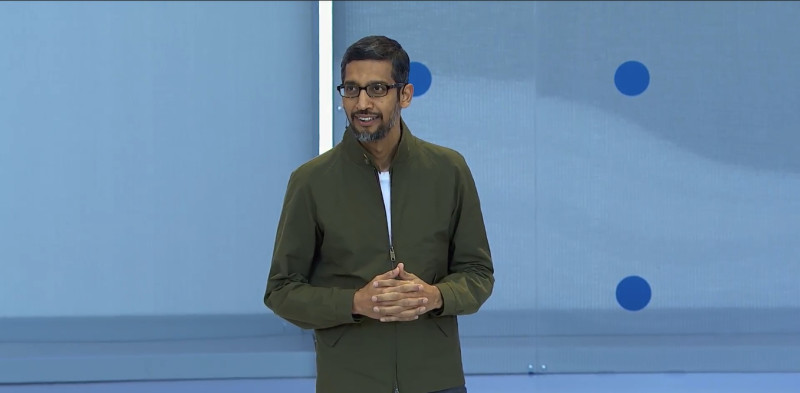 Google 執行長皮蔡，今日在開發者大會上親自公布最新 Google AI Duplex，一個擁有與人類相當的自然對話能力的人工智慧。   圖：翻攝自Google