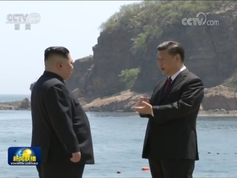 中國的一些分析人士認為，金正恩（左）這次到大連去，是要求習近平（右）減輕對朝鮮的制裁。圖為央視公布的兩人在海邊聊天畫面。   圖：翻攝自央視畫面
