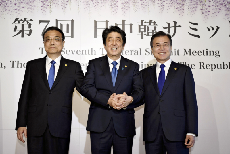 中日韓領導人峰會登場，由左至右：中國國務院總理李克強、日本首相安倍晉三、南韓總統文在寅三人挽手合照。   圖：達志影像/美聯社
