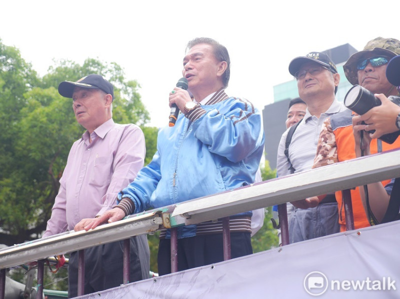 八百壯士指揮官吳其樑（左一）呼籲陳抗者理性訴求。   圖：趙婉淳/攝