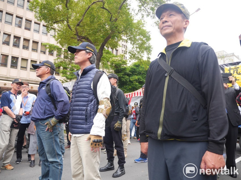 八百壯士下午在立法院外抗議軍人年改草案。   圖：趙婉淳／攝。資料照片。
