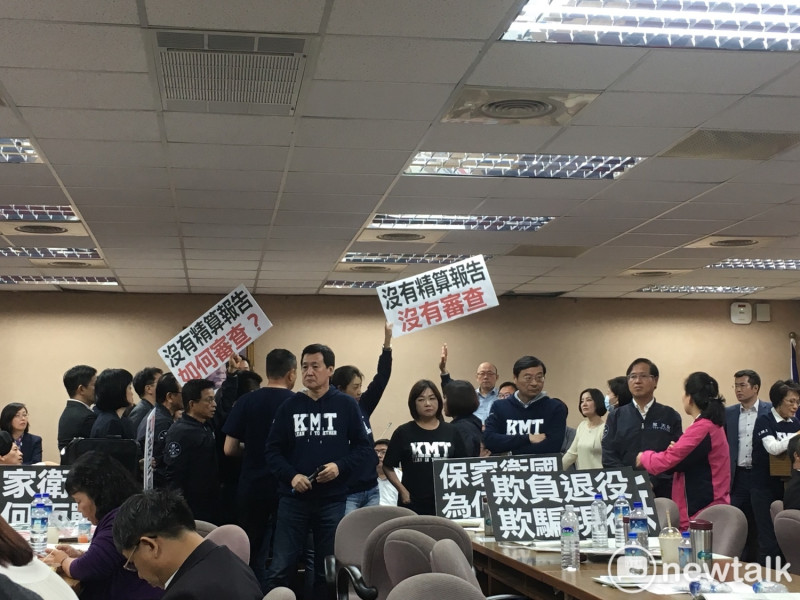 立法院外交及國防委員會今（9）日審查《陸海空軍軍官士官服役條例》草案，經過國民黨團一早以程序發言杯葛，以及藍綠立委在大體討論時多次爆發肢體衝突後，終於在下午5點許正式進入逐條審查，並通過民進黨提案，延長開會到午夜12點。   圖：黃韋銓/攝