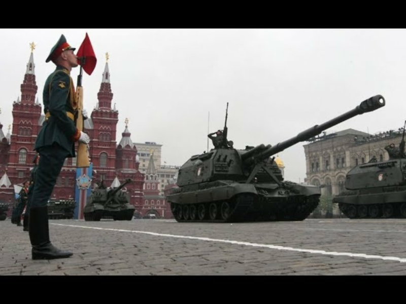 俄羅斯國防部提前公佈了7種新式武器裝備，都是首次在紅場受閱。   圖：翻攝自Youtube直播畫面