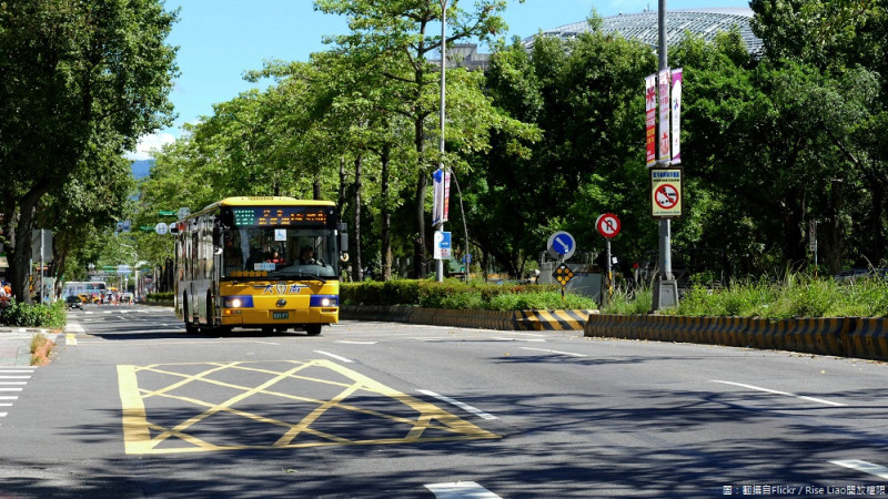 星期日在台北市政府前廣場有路跑活動，公運處啟動週邊道路將實施交通管制，公車動線調整34條，取消站位計29個及週邊道路時段交管。   圖：翻攝自Flickr／Rise Liao開放權限