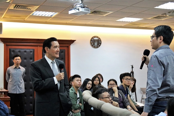 馬英九現場回答學生問題。   圖 : 東吳大學/提供