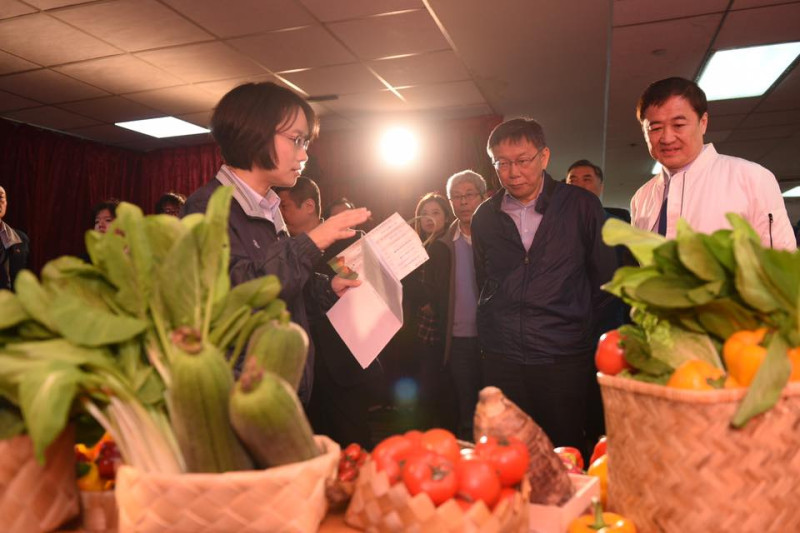 台北農產公司總經理吳音寧購買殘貨受贈社福團體惹爭議。   圖：翻攝台北農產臉書