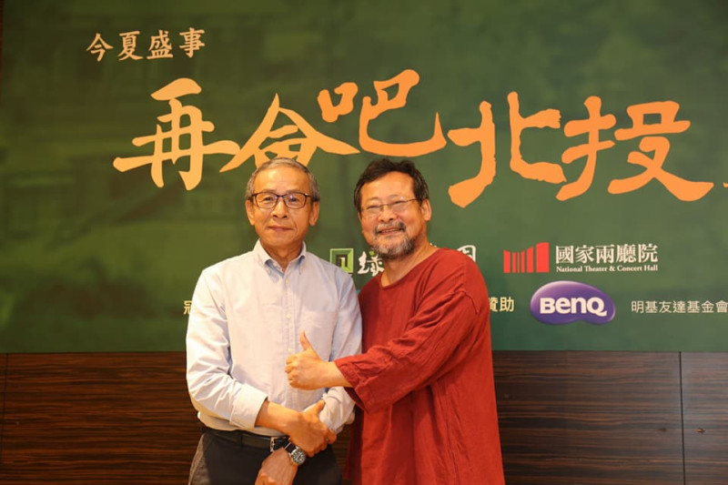 台灣最會說故事的歐吉桑吳念真(左)與台灣重要音樂創作人陳明章攜手合作音樂劇。   圖：綠光劇團提供