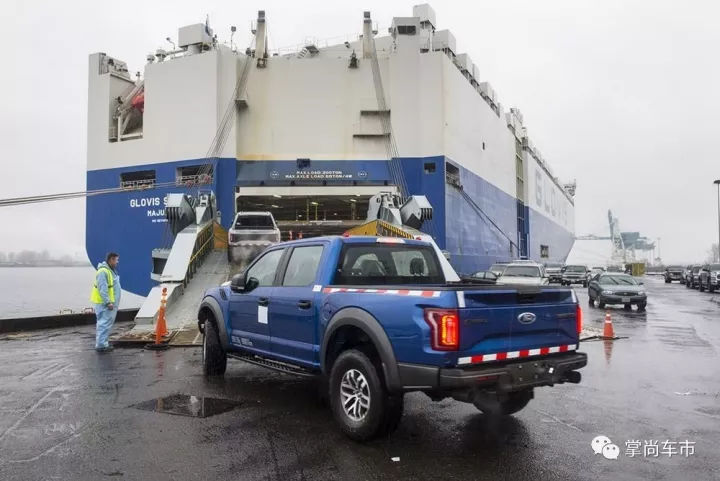 美國福特汽車公司進口車在港口遭中國海關扣留。   圖 : 翻攝自搜狐