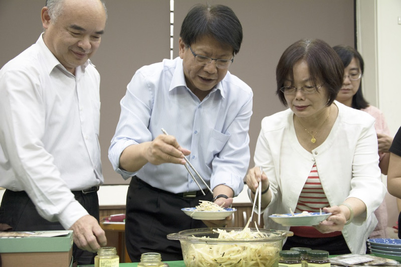 今（10）日上午，屏東縣長潘孟安當起洋蔥最佳代言人，示範涼拌和風洋蔥，並試吃洋蔥製成的零食，鼓勵全國民眾揪團買洋蔥。   圖：屏東縣政府／提供