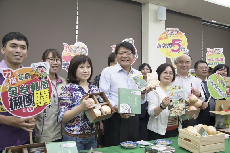 今（10）日上午，屏東縣長潘孟安當起洋蔥最佳代言人，示範涼拌和風洋蔥，並試吃洋蔥製成的零食，鼓勵全國民眾揪團買洋蔥。   圖：屏東縣政府／提供