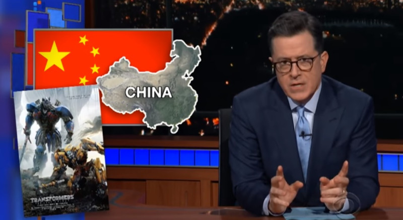 美國「深夜秀」（The Late Show）主持人史蒂芬柯貝爾，在節目中以一中政策和台灣為話題，暗諷中國。   圖：翻攝YouTube