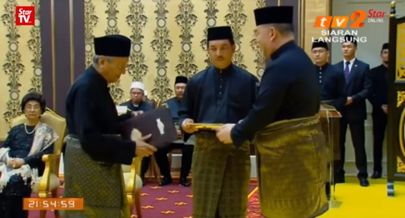 馬來西亞前首相馬哈地今（10）晚前往國家皇宮宣誓就職，成為全球最高齡的首相。   圖：翻攝YouTube