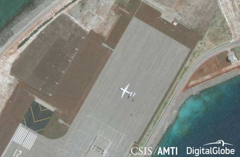 美智庫公布衛星照片，中國在南海爭議島嶼渚碧礁部署運8型戰機。   圖：翻攝「亞洲海事透明倡議組織」AMTI官網