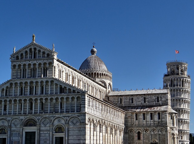 義大利比薩大教堂與比薩斜塔形成視覺上的對稱性，成為著名的觀光景點。   圖：翻攝比薩斜塔官網