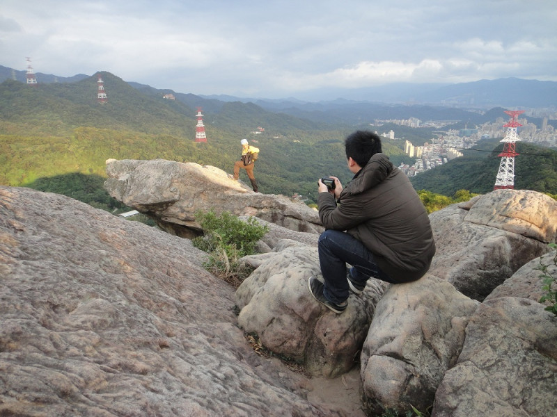 金面山步道有許多岩石景觀，能享受綿延的山峰！   圖：台北市工務局提供