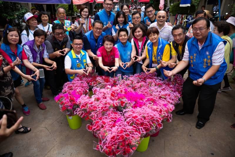 盧秀燕準備兩千朵康乃馨到水湳市場送給媽媽們。   圖 : 盧秀燕辦公室/提供