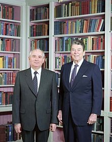 前蘇聯總統戈巴契夫和已故美國總統雷根（右），當年合攝於白宮圖書館。   圖：翻攝自維基百科