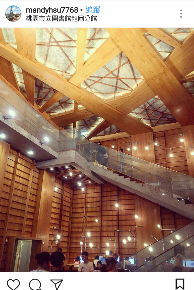 位於桃園的龍岡圖書館，外型簡約造型如一本巨書，內部則以8米高天花板上的交錯曲線與空間內大量木質元素而吸引，讓人不自覺在閱讀中心情舒緩了下來。   圖：翻攝自instrgram／mandyhsu7768開放權限