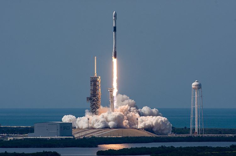 美國太空探索科技公司11日發射最新型、最強大的獵鷹9號Block 5型火箭，搭載孟加拉第一枚高軌道通訊衛星。   （圖取自SpaceX IG網頁instagram.com/spacex）
