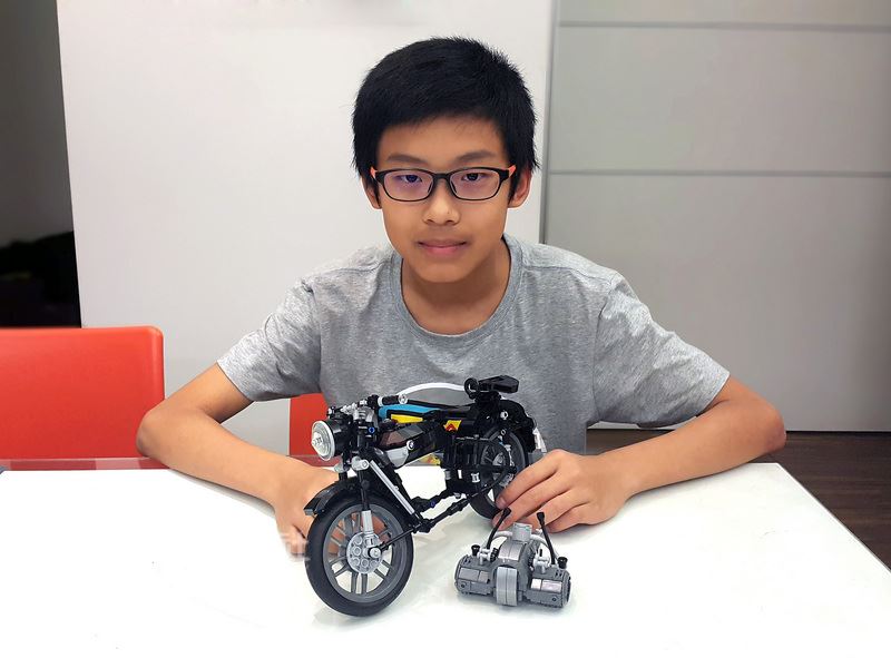 年僅14歲、就讀國二的鄭宇亮創作的樂高作品是根據BMW R60/2實車下去設計，投稿到LEGO ideas，歷經一年多的連署確定達標，成為台灣第一人，也是全世界通過連署最年輕的玩家，作品還可望被樂高官方量產。   圖：鄭鈞瑋/提供
