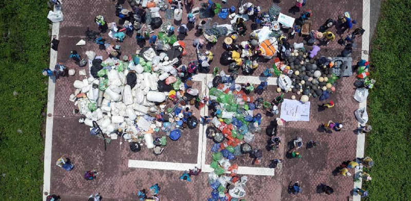 此次淨灘短短二小時清出3492個保特瓶及833個保麗龍及311個浮球及113件漁業廢棄物及其他塑膠製品等共18類垃圾。   圖：基隆市政府/提供