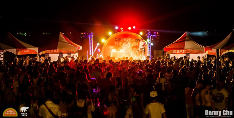 高雄市政府表示，「旗津沙灘吧Cijin Sunset Bar」於今天下午14：00至22：00，在旗津沙灘上舉辦「旗津春季音樂節」。   圖：高雄旅遊網FB粉絲專頁提供